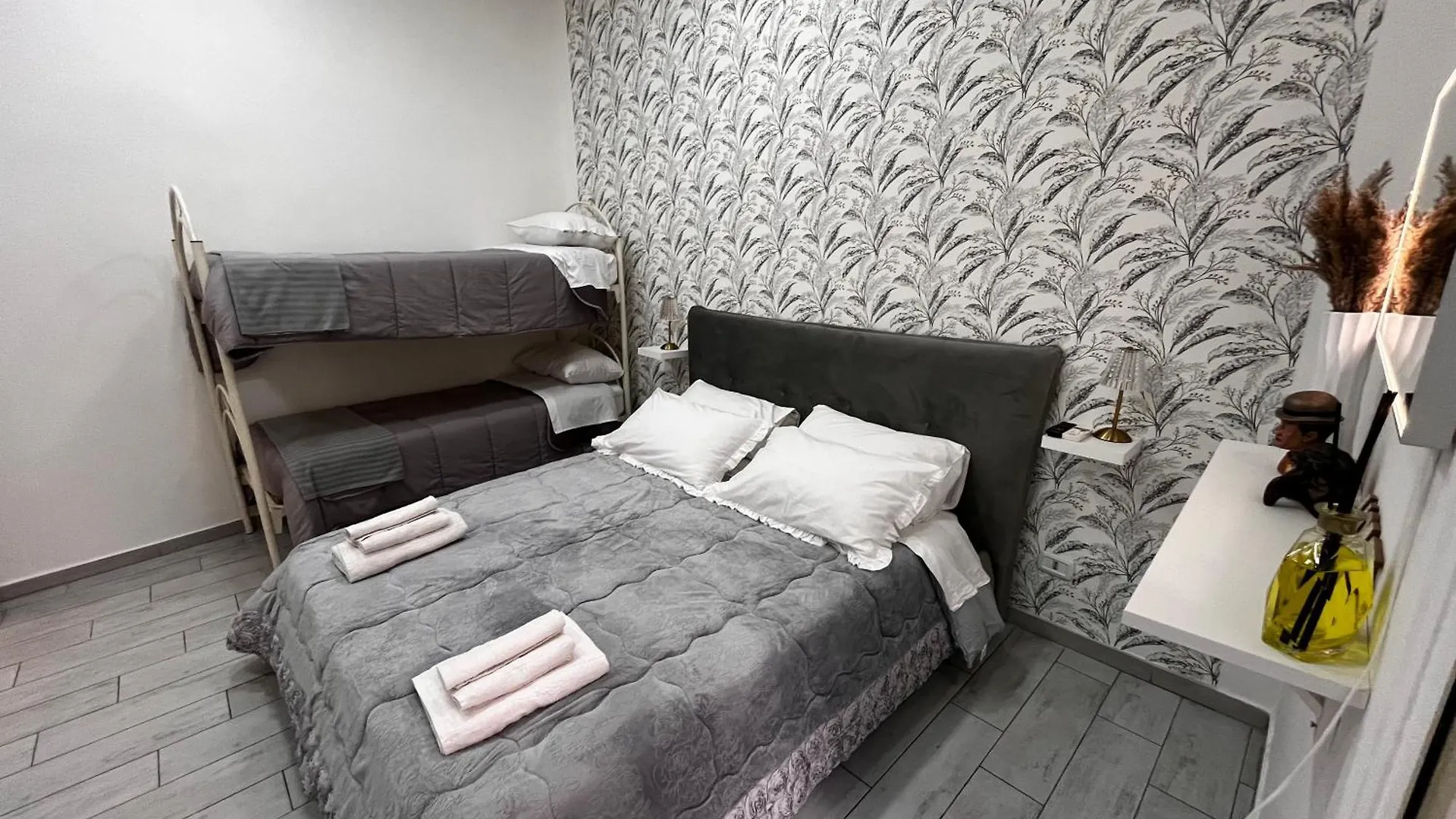 Napoli Verace - Centro Storico Spaccanapoli Apartment 0*, Naples